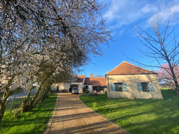 Maison familiale dans un cadre verdoyant aux portes du Mans: Nous sommes ouverts à toute proposition