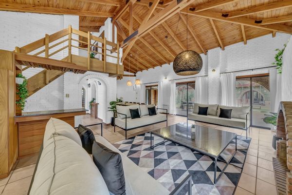 Mendoza: Large 9 Bd 7 Ba House with Pool and Jacuzzi!
