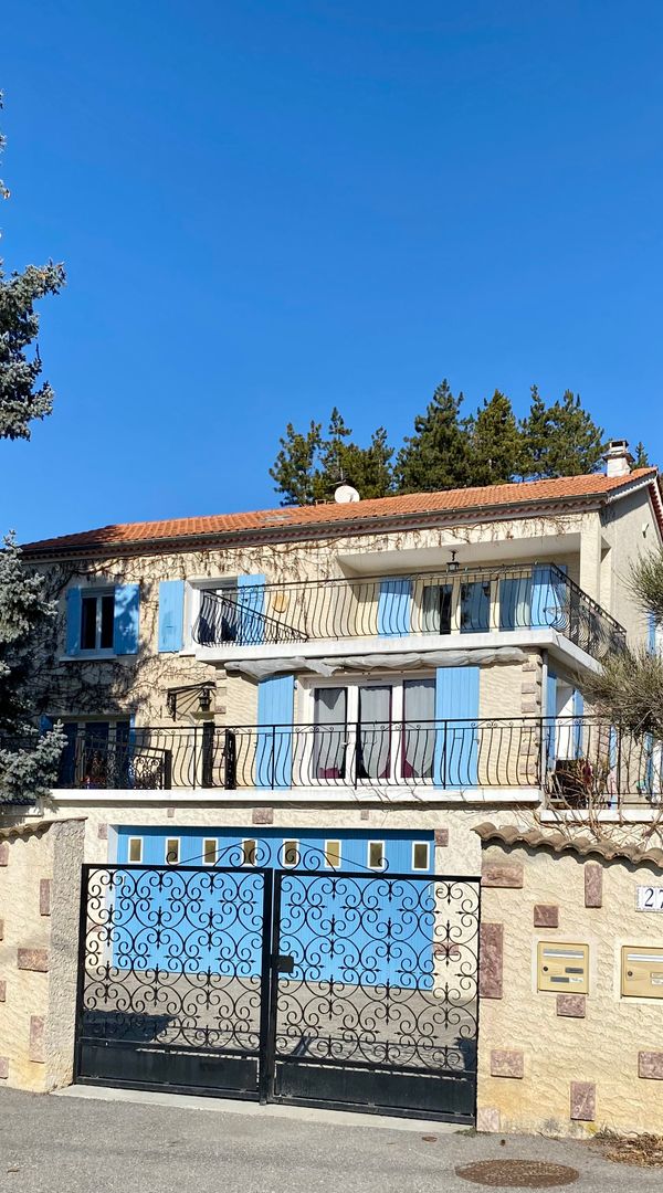 T3 environ 80 m2 avec terrasse plein sud et jardinet Pour 2 ou 3 personnes