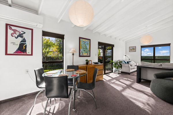 Self contained semi-detached house, minutes walk to the Village.