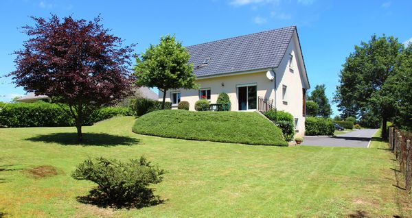 Grande maison récente au vert à Ussel (Corrèze), comme à la campagne