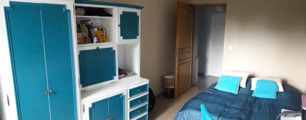 Une chambre dans la maison d' Emmanuelle et Xavier et un partage de cuisine et salle de bain...