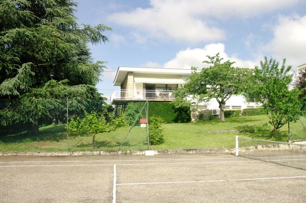 Maison avec terrain de tennis privatif