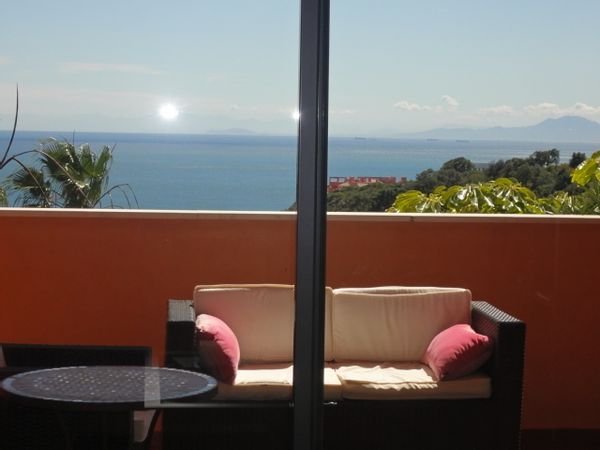 Luminous 2 bedroom apartment with shaded terrace and great sea view