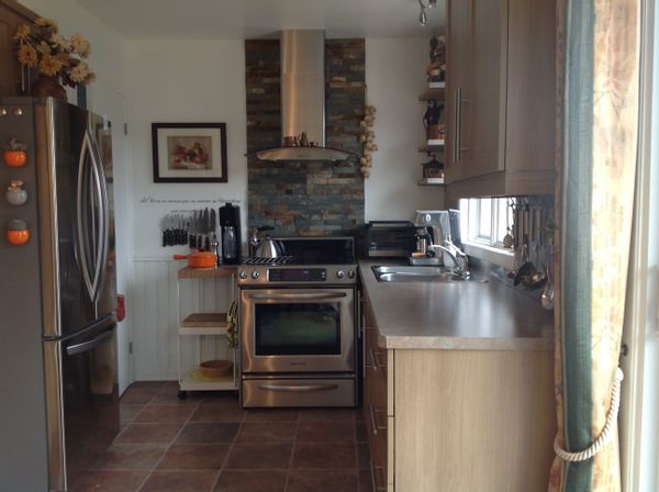 Maison avec piscine. Coquette, lumineuse, confortable dans quartier paisible.