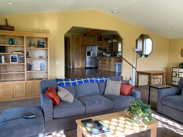 Bright Country Home, 5 minutes to town