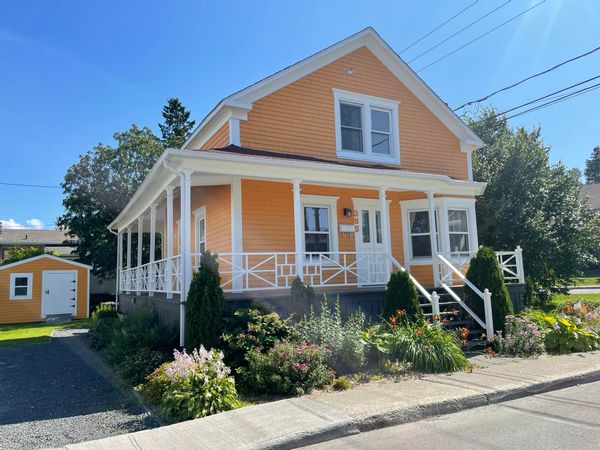 Maison centenaire au charme typiquement québécois