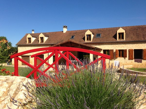 Jolie maison de campagne restaurée, disposant de tout le confort  pour des vacances réussies en famille ou entre amis. Région du Lot et de la Dordogne, hauts lieux touristique et gastronomique.