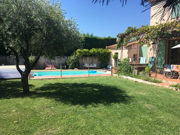 Du soleil et des cigales à coup sûr... nous sommes au cœur de la Provence.