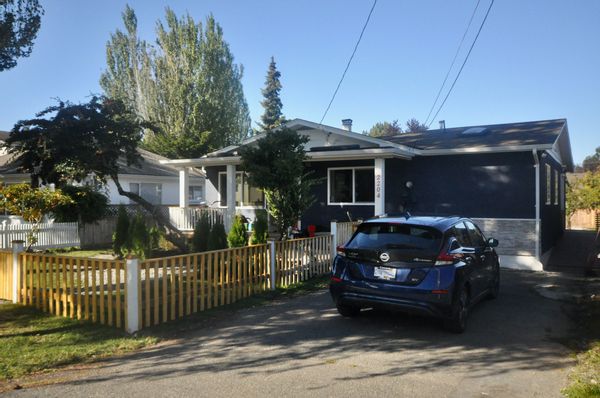 Charming one level home, walking distance to the ocean