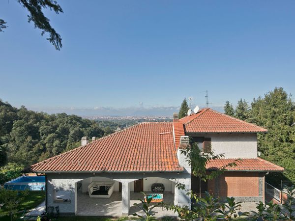 Quiet villa in the green near the city center