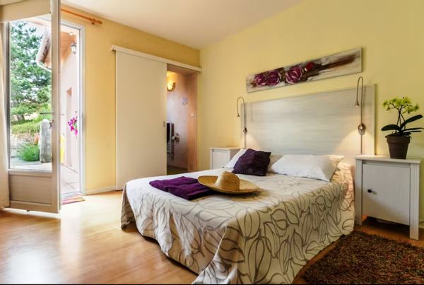 Le havre de paix, en tête à tête avec les Pyrénées dans un écrin de verdure avec piscine chauffée.