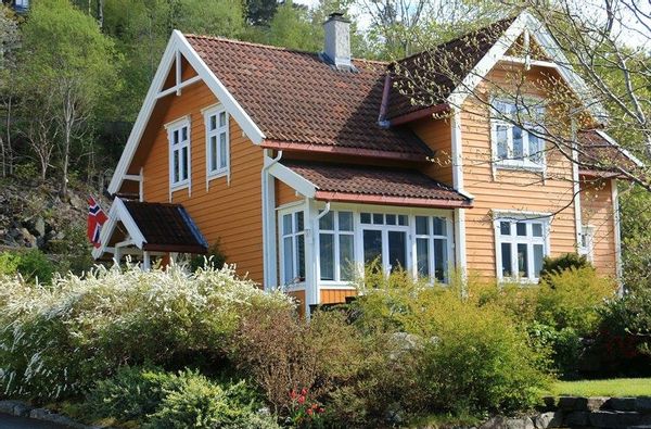 Beautiful villa between mountains and fjord