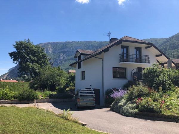 grande et belle maison au milieu d'un grand jardin