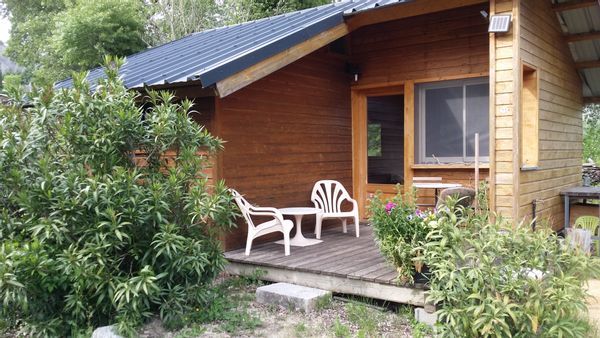 Petit chalet et piscine de Véronique et Roland.