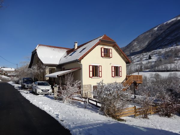 Ancienne fromagerie, entre lac et montagne, dans les Alpes