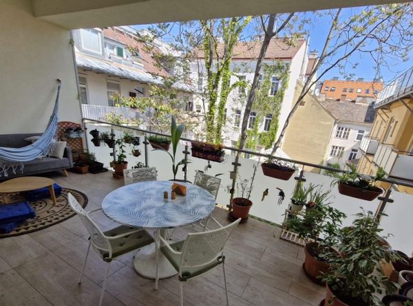Altbau in the heart of Vienna with balcony