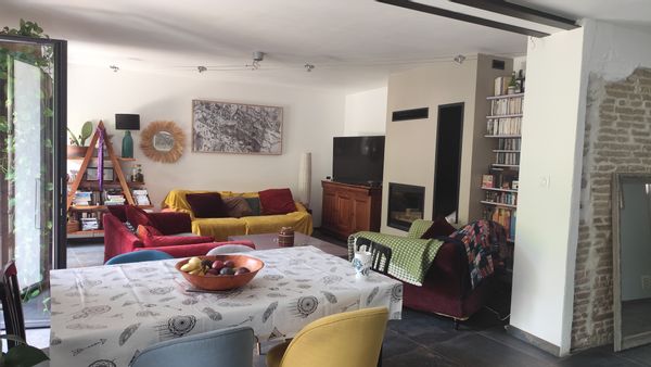 Maison de ville le long de la riviere