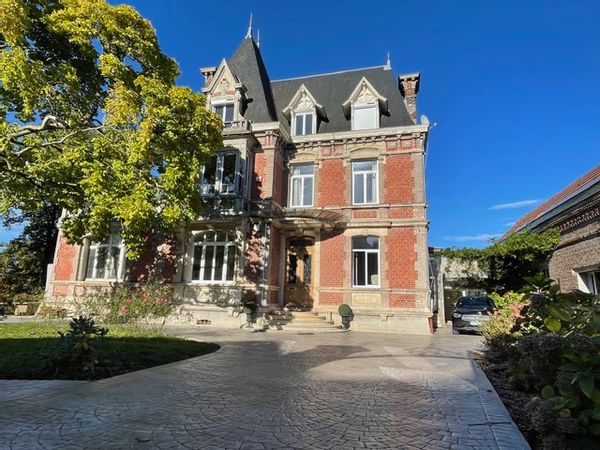 Manoir dans un parc privé avec piscine couverte et salle de sport.
