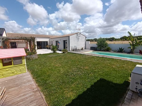 Maison moderne, jardin et piscine près de La Rochelle, chez Lucille et Romain.
