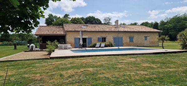 Etable rénovée de  150 m2 dans un style cozzy, sur un terrain sans 8000 m2 avec piscine.