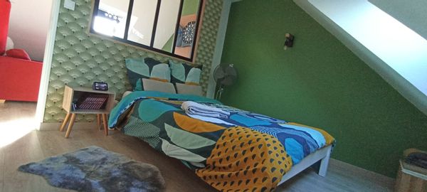 CHAMBRE AVEC COIN SALON DANS MAISON