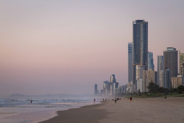 Vanessa's Surfers Paradise Apartment (Main Beach) - A Luxurious 3 Bedroom Apartment on White Sandy Beaches!