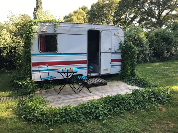 Caravane cosy en pleine nature, piscine