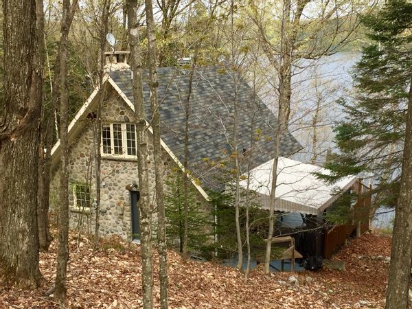 Pretty cottage on the lake (Québec, Canada)