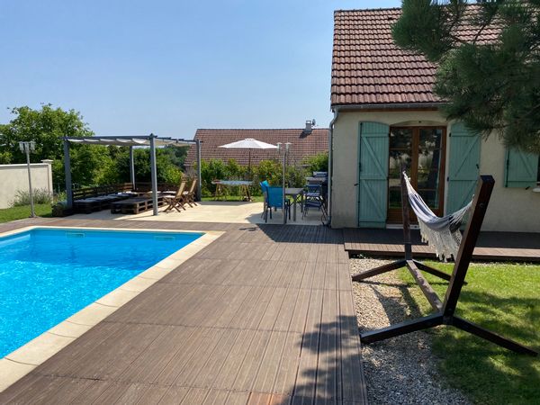 Oasis de tranquillité avec jardin luxuriant et piscine dans un village du Parc National des Forêts