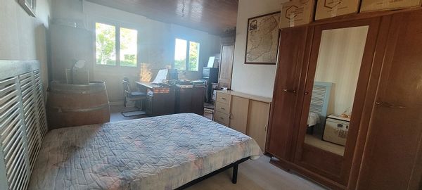 Chambre indépendante très lumineuse quel que soit le temps et le moment de la journée.