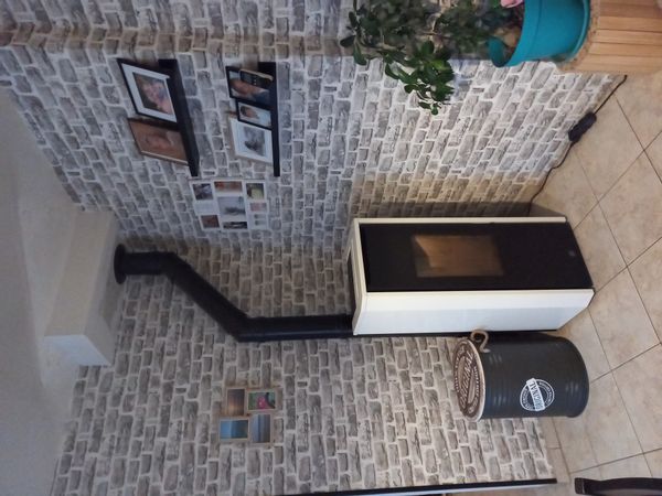 Grand pavillon avec 2 chambres de plain pied et un bureau, salle de bain avec douche à l'italienne. A l'étage : 2 chambres et 1 salle de douche et wc. Au calme au coeur de la campagne beaunoise,  les commerces sont à moins de 10 min en voiture. De nombreux sites touristiques locaux sont à proximité : lac de Combreux, Lorris, Chalette sur loing, belvédère des caillettes, forêt d'Orléans, Orléans, Fontainebleau (1h). Pour les amoureux de la tranquillité.