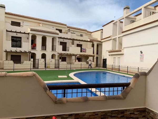 Apartamento de dos dormitorios con terraza y piscina cerca del mar