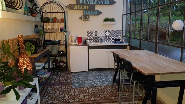 T2 dans une maison en pierre avec verrière et grand jardin