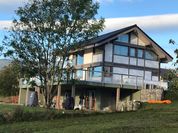 In between lakes, mountains and wineyards, we welcome you in our spacious and cosy house!