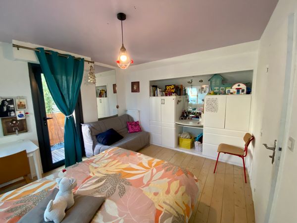 La chambre privée chez Mathilde et Hervé: un étage entier, 1 ou 2 chambres , sdb et entrée privée