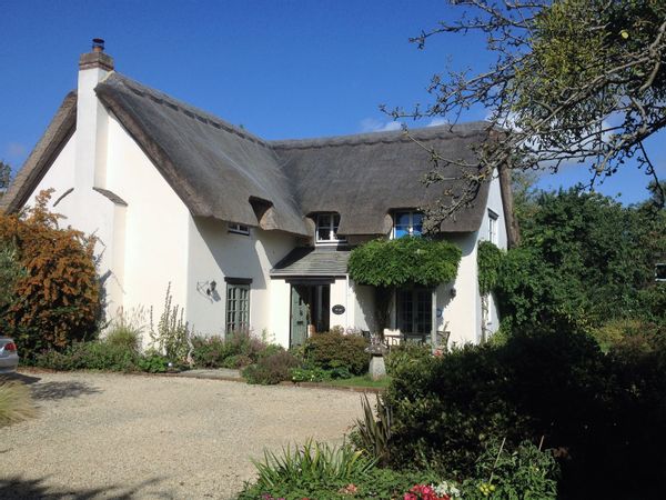Beautiful, Thatched Country Cottage in classic English countryside, close to the River Thames and within easy reach of Oxford and the Cotswolds.