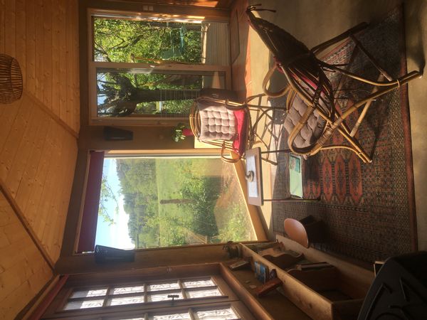 La P'tite Pagode avec son sauna commun, Logement indépendant de 20m² en forme d'octogone. Il se situe dans notre jardin (sans vis-à-vis). Nature, calme et ciel étoilé. Petite terrasse privée. Nous mettons à disposition notre sauna, dans notre jardin également.