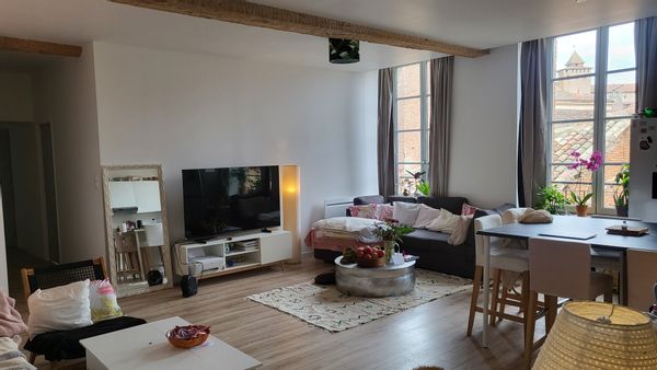 L'appart de Lad: ancien hotel de nobles, d une confrérie ,un theatre et ancienne école catholique !