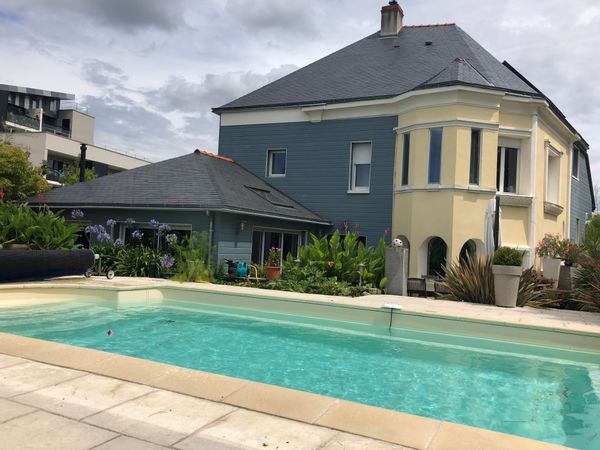 Chambre spacieuse, piscine et grand jardin au cœur de la ville