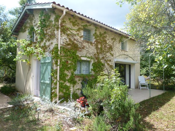 Le  Gîte  de Chantal et Jean- Denis avec piscine couverte  dans le Causse du Quercy en pleine nature.