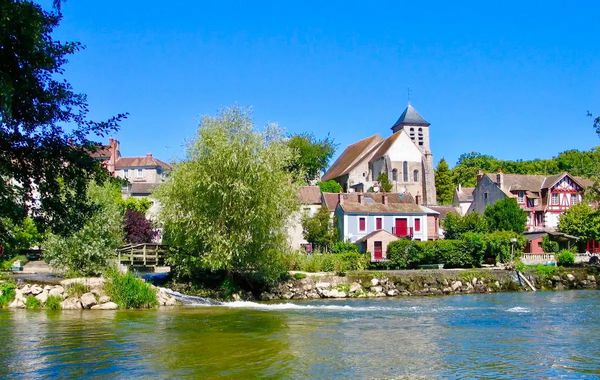Jolie maison rénovée par nos soins dans le centre du village. Proches forêts et rivières à pieds