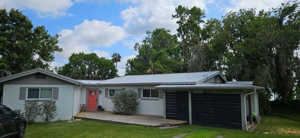 Lakefront pool home. Close to beach and theme parks!