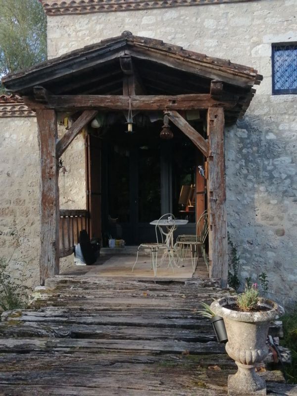 La chambre privée de Anngaël & Julien dans un moulin du 14ème siècle.  Au milieu de la nature