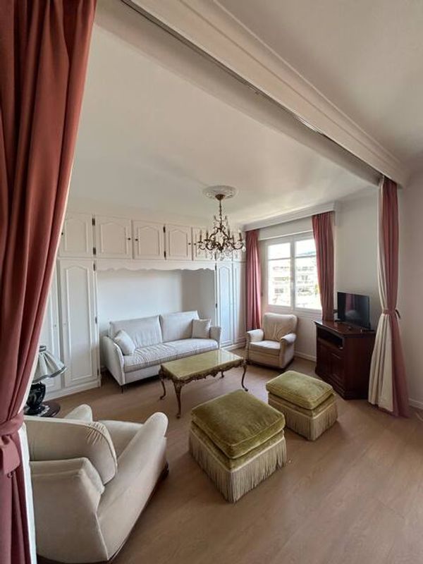 Chaming Classically French Flat