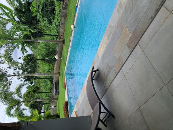 Maison moderne avec ouverture sur la terrasse extérieur et piscine miroir Déco chic et épurée.