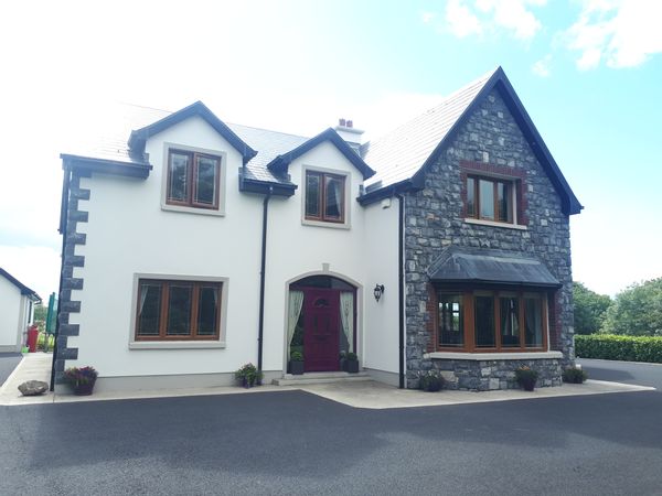 Deirdre and Diarmuids house. Looking for Portugal Summer 2025