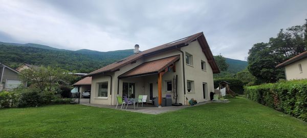 Maison spacieuse, avec vue sur le Mont Blanc, au pied de la Réserve naturelle de la Chaîne du Jura.