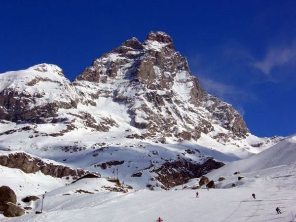 Piccolo e grazioso trilocale a pochi metri dagli impianti a  Cervinia località Cielo Alto con splendida vista del Cervino e della Grande Murailles.