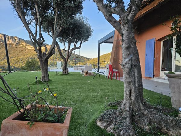 Grande maison familiale avec piscine, vue mer, nature et calme à 20 min des plages Bienvenue dans notre maison de 220 m² située à Solliès-Ville, charmant village provençal perché au pied du Mont Coudon. Idéalement placée entre mer et collines, notre maison est nichée dans une résidence sécurisée, sur un terrain arboré de 1300 m² planté de chênes et d’oliviers, sans vis-à-vis, au calme absolu. 